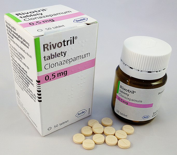 Rivotril 0.5 mg dobozban és gyógyszerszemek szétszórva.