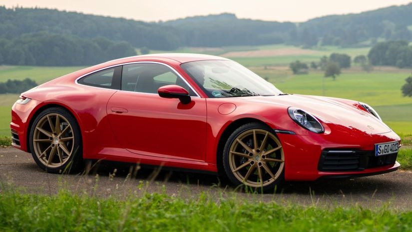 Piros Porsche autó amiről a szegények azt hiszik hasznot hoz.